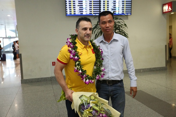 Những người hùng futsal Việt Nam đặt chân tới Nội Bài