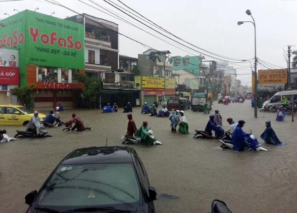 Mưa lớn biến đường phố ở Huế thành sông