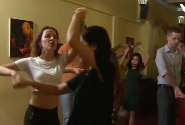 Cô gái Ba Lan xinh đẹp và lớp dạy nhảy Salsa miễn phí ở Sài Gòn