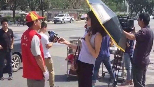 Trung Quốc đình chỉ nữ phóng viên đeo kính râm, cầm ô khi tác nghiệp