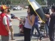 Nữ phóng viên bị đình chỉ vì đeo kính râm, cầm ô khi tác nghiệp