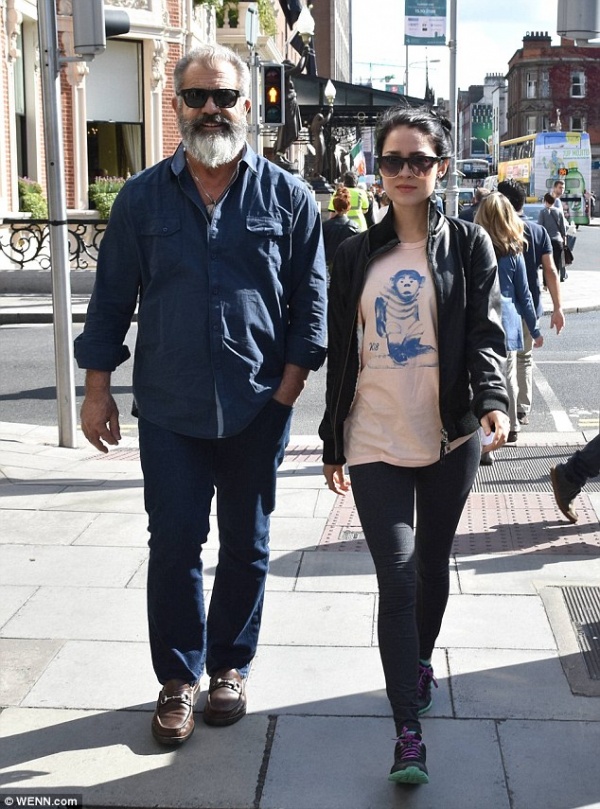 Mel Gibson hạnh phúc bên bạn gái kém 34 tuổi