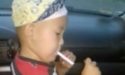 Mẹ gây phẫn nộ vì dạy con 2 tuổi hút thuốc