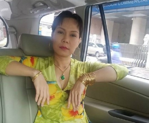 Việt Hương "khoe" ảnh đeo vàng đầy tay gây bão mạng
