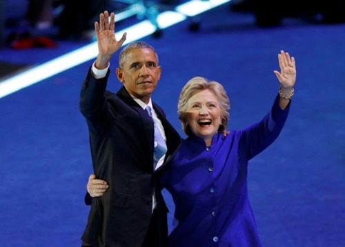 Obama động viên Hillary Clinton trước cuộc tranh luận trực tiếp