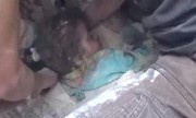 Bé 5 tuổi vùi ngập đầu trong đống đổ nát sau không kích ở Syria