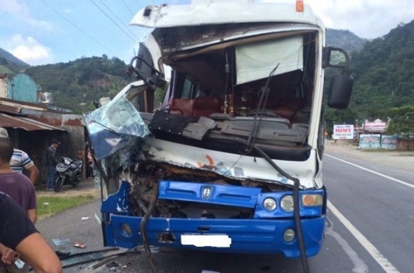 Phạt xe khách được xe tải cứu trên đèo Bảo Lộc 10,5 triệu