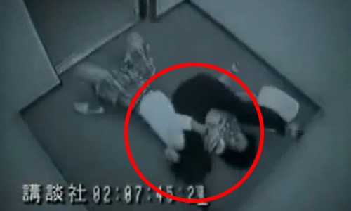 Tên cướp bị đánh bầm dập vì đụng nhầm nữ hiệp trong thang máy