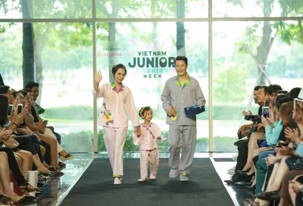 Gia đình Hoàng Bách diện pyjama diễn thời trang