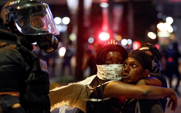 Thành phố Mỹ chìm trong bạo loạn sau vụ cảnh sát bắn chết người da đen