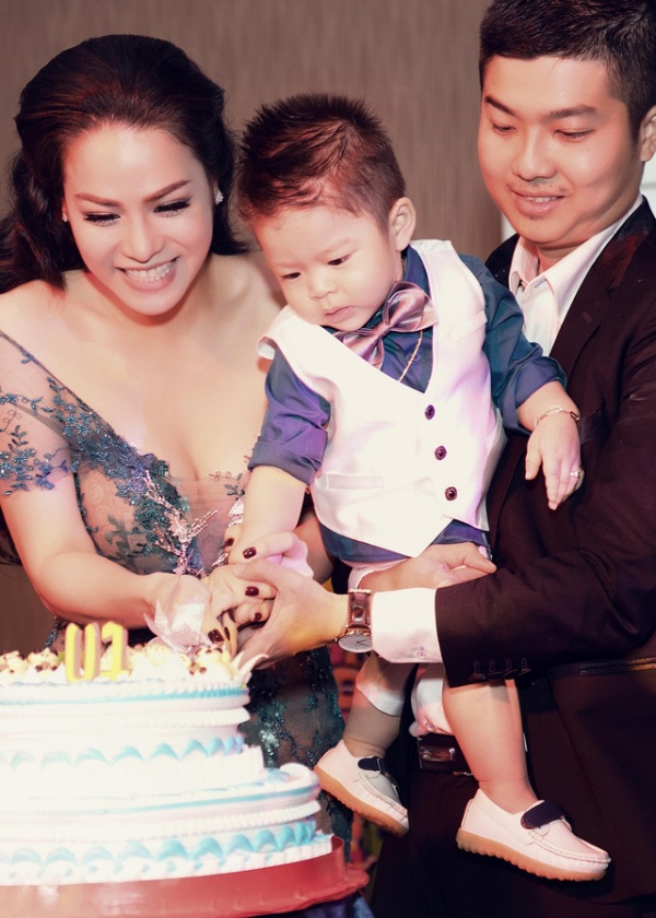 Đông đảo nghệ sĩ dự tiệc sinh nhật con trai Nhật Kim Anh