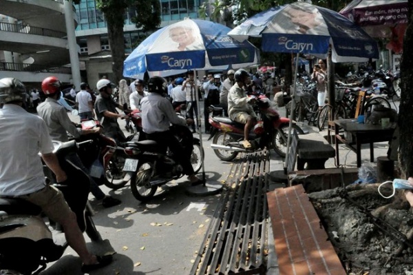Bệnh viện Bạch Mai xin lỗi vì đóng cửa 2 bãi gửi xe