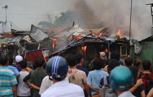 Cháy rụi 4 căn nhà ở làng đại học TP HCM