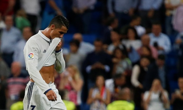 Ronaldo phản ứng khi bị thay ra, Real lại mất điểm