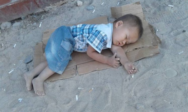 Bức ảnh em bé nằm ngủ trên nền đất khiến dân mạng xót xa