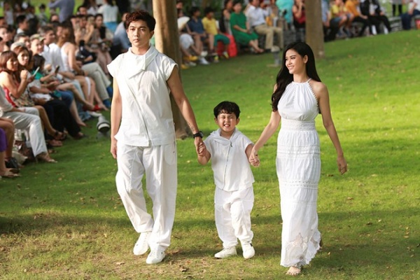 Con trai Trương Quỳnh Anh tinh nghịch catwalk cùng ba mẹ