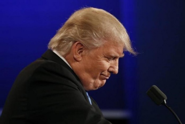 Donald Trump gây “bão mạng” vì liên tục sụt sịt khi tranh luận