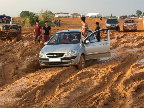 Xe nhỏ 1.6 lầy lội giữa bùn đất vì liều lĩnh off-road