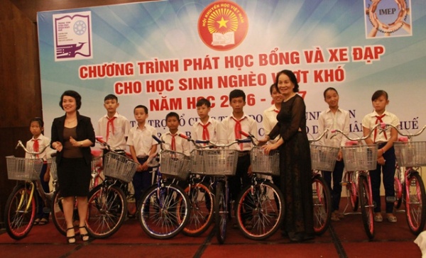 Quảng Trị: Trao 150 suất học bổng, xe đạp đến học sinh nghèo hiếu học