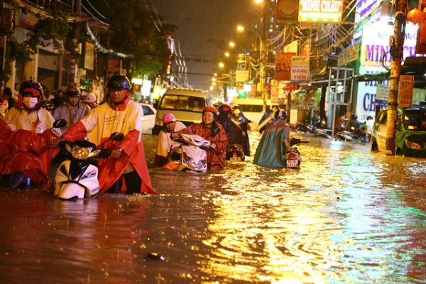 Sài Gòn mưa lớn: Xe máy ngập ngang yên, nhà dân ngập nửa mét