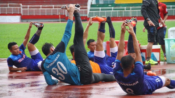 Mưa xối xả ảnh hưởng đến chất lượng tập luyện của đội tuyển Việt Nam
