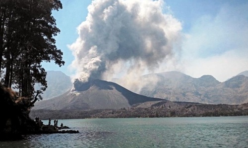 Núi lửa phun trào, Indonesia sơ tán gần 400 du khách