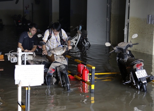 800 xe máy của sinh viên Sài Gòn chìm trong tầng hầm ký túc xá