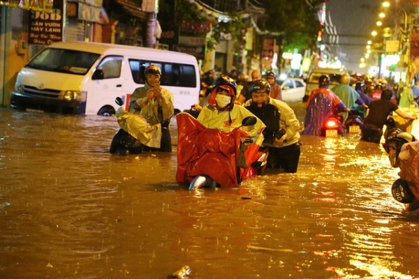 TP HCM tiếp tục mưa giông, Hà Nội nắng nóng