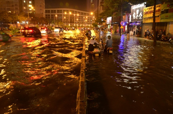 Gần 1.400 ô tô, xe máy bị nhấn chìm trong trận mưa “lịch sử”