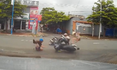 Cô gái bị tông văng 5 m vì xe máy lao từ hẻm ra đường