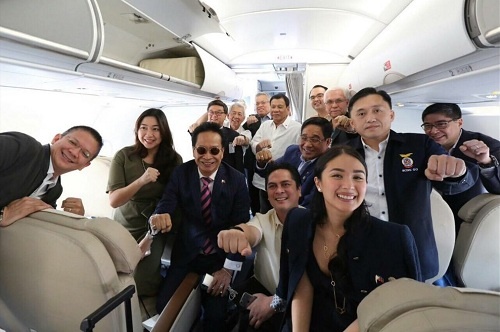 Tổng thống Philippines selfie trên chuyến bay tới Việt Nam