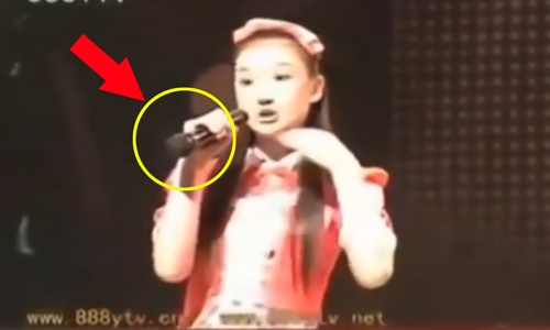 Người đẹp Trung Quốc lộ hát nhép khi cầm ngược micro