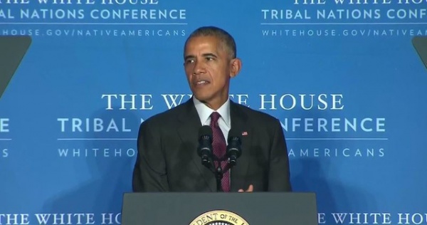 Tổng thống Obama choàng chăn len, đội mũ đan ở Nhà Trắng