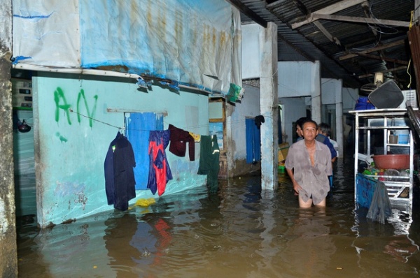 Phòng trọ nước ngập gần 1m, dân ôm gối ra gầm cầu ngủ