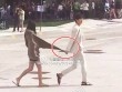 Lee Min Ho hành động "không ai hiểu nổi" khi dạo phố cùng Jeon Ji Hyun