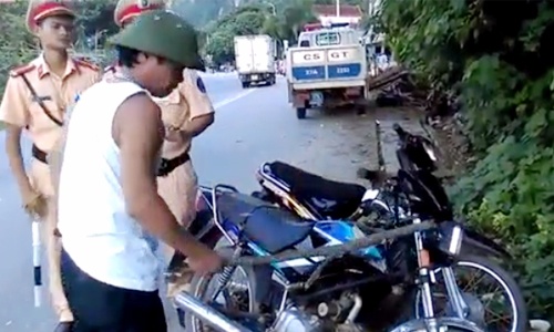 Đập nát đầu xe máy vì "xin tha nhưng cảnh sát không cho"