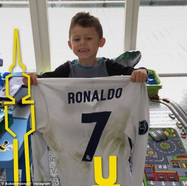 Aubameyang khoe ảnh con trai thích thú áo đấu của Ronaldo