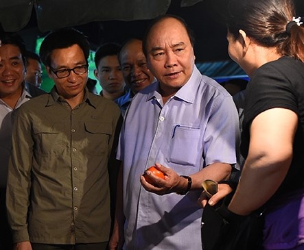 Thủ tướng Nguyễn Xuân Phúc đi chợ Long Biên từ mờ sáng