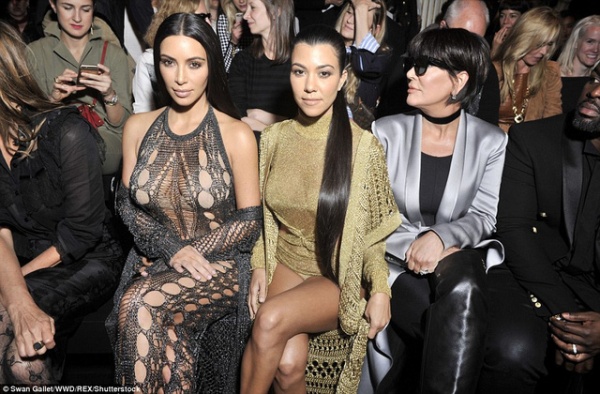 Kim Kardashian mặc váy xuyên thấu đi xem thời trang