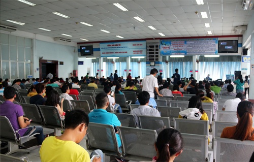 Mạng thông, ga Sài Gòn thoáng ngày đầu bán vé tàu Tết
