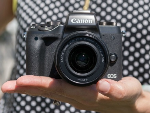 Canon EOS M5 - camera không gương lật đầu tiên của Canon
