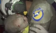 Cứu hộ Syria rơi nước mắt khi giải thoát bé sơ sinh