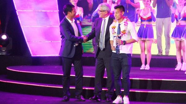 HLV Hữu Thắng bỏ về giữa chừng trong đêm Gala trao giải mùa bóng 2016