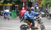 Học sinh đi xe máy - vấn nạn ở Việt Nam