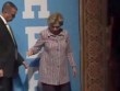 Bà Clinton ho sù sụ, phải nhờ mật vụ dìu xuống khán đài