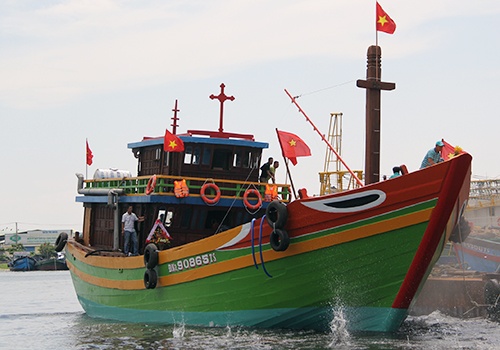 Hạ thủy tàu hậu cần nghề cá lớn nhất miền Trung