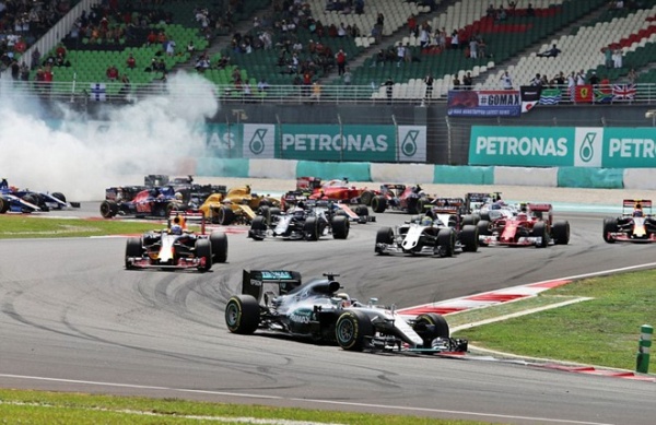 Xe bốc cháy khiến Hamilton bỏ cuộc tại Malaysian GP