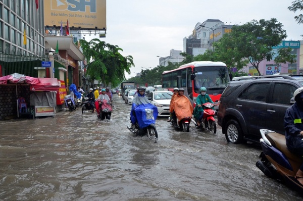 Đường vào sân bay Tân Sơn Nhất ngập, tắc nặng sau mưa lớn
