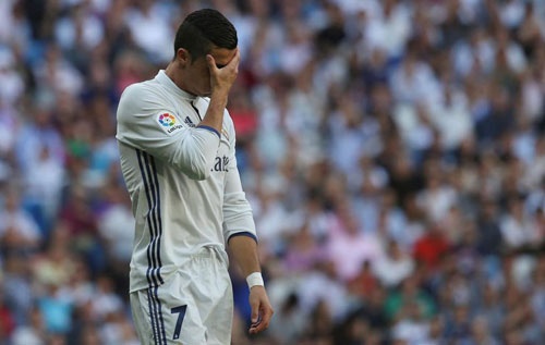 Ronaldo khởi đầu tệ nhất ở Liga, Real mất ngôi đầu