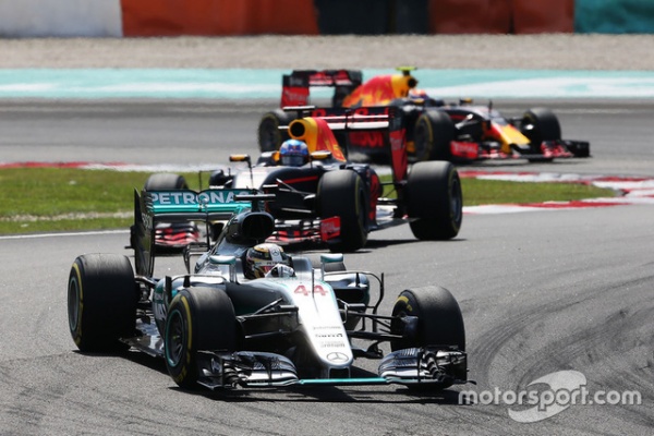 Daniel Ricciardo và Red Bull Racing thống trị Sepang